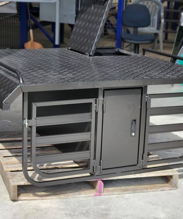Well Side Boxes Wellside 2 Bay Contractors' | Dog Boxes |Silverline